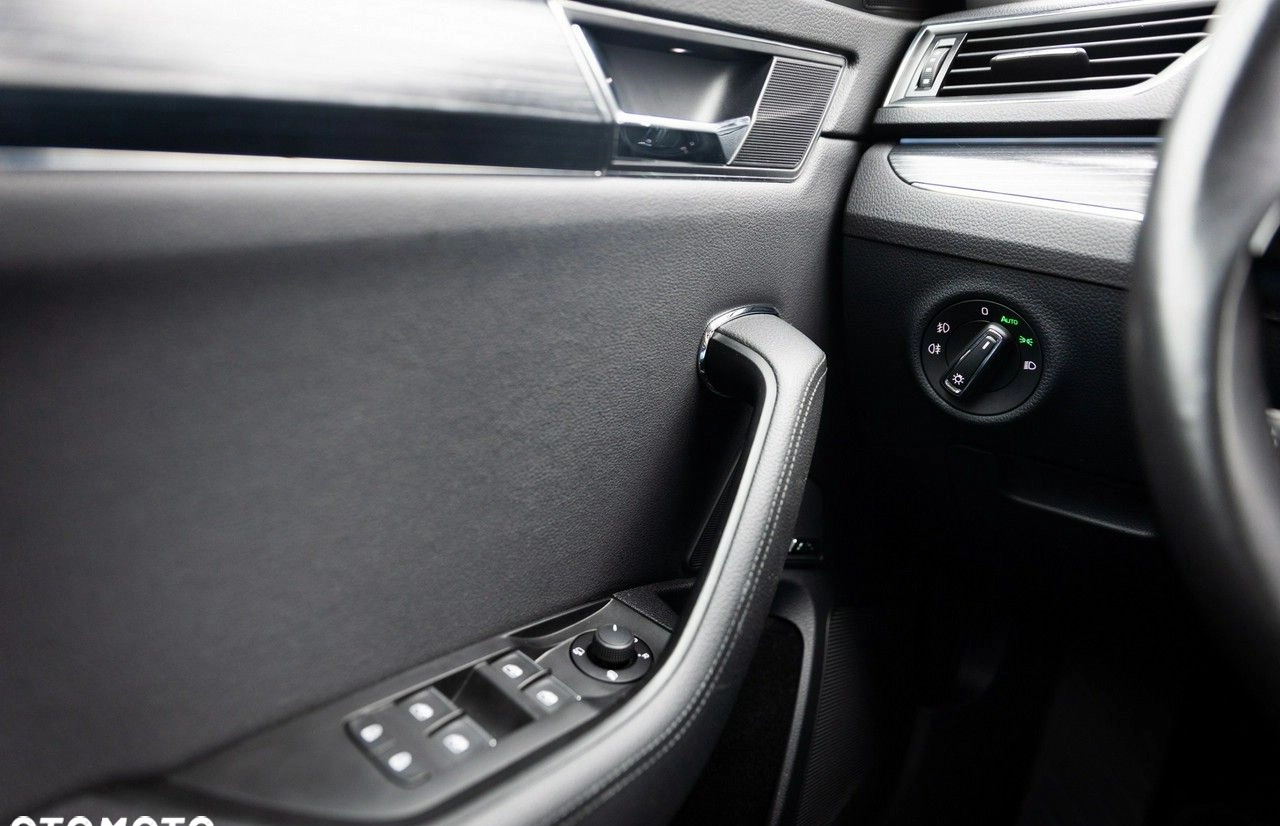 Skoda Superb cena 107777 przebieg: 98000, rok produkcji 2020 z Zawadzkie małe 562